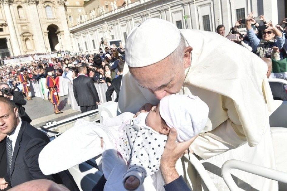 Papa Francisco faz discurso de proteção às crianças abusadas sexualmente 