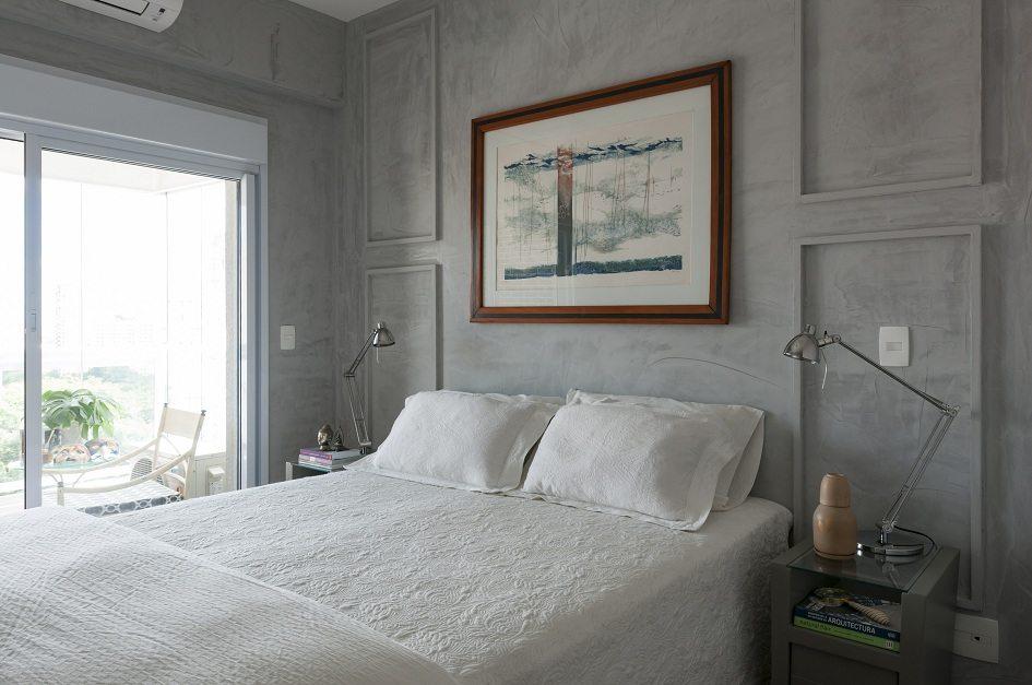 As paredes do quarto de casal chamam a atenção pela tinta com textura diferenciada. Os detalhes na decoração deixam o ambiente ainda mais aconchegante