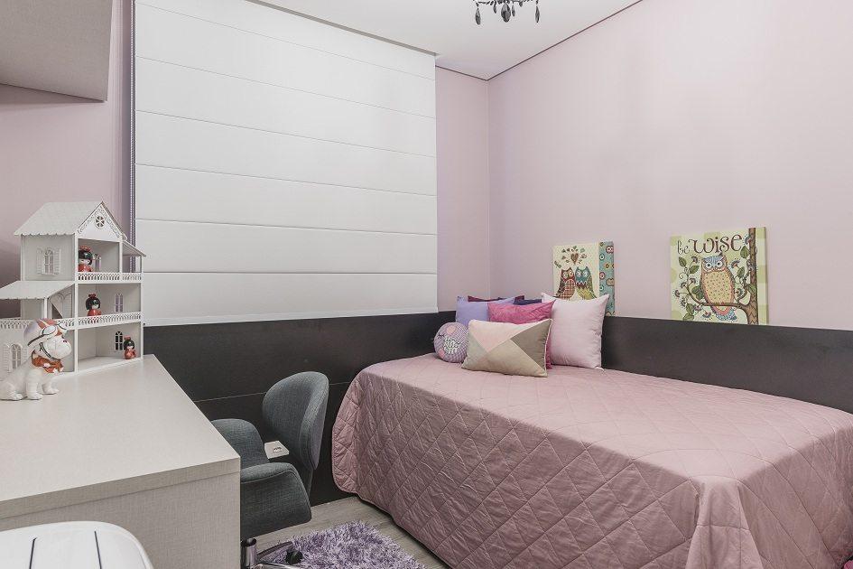 O quarto, projetado para uma menina de 6 anos de idade, garante delicadeza e praticidade. Os nichos ainda ajudam a manter o espaço organizado