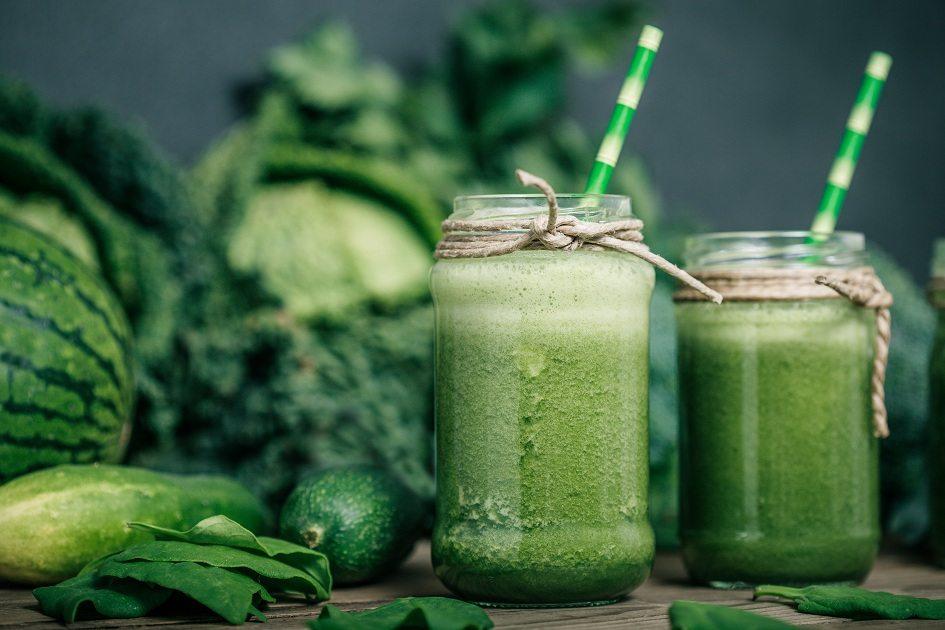 Receita de suco verde de legumes para desintoxicar o organismo e emagrecer 