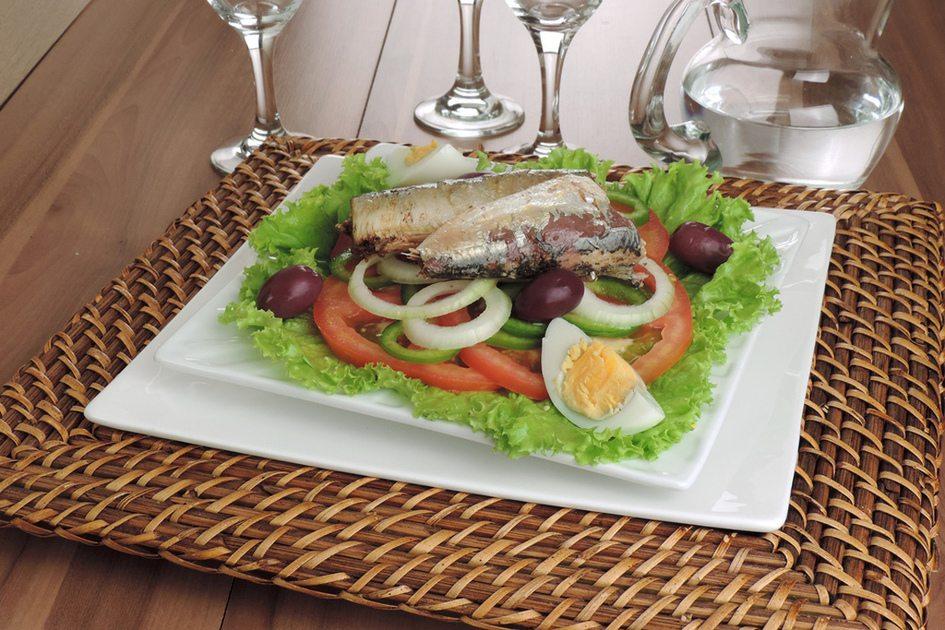 Saladas com sardinha: 5 receitas para você turbinar seu cardápio sem gastar muito 