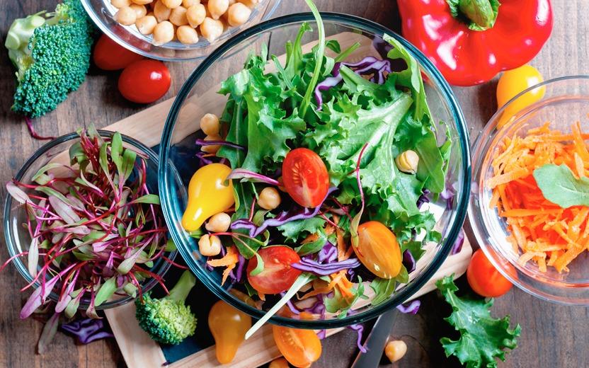 Aposte em receitas variadas de saladas para o calor e aproveite todos os benefícios que os alimentos naturais têm a oferecer!