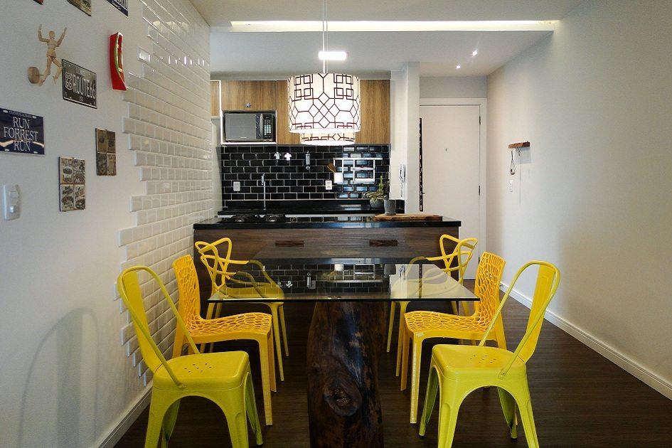 A cozinha, com estilo diferenciado, mostra que é perfeitamente possível projetar um espaço aconchegante, funcional e bonito em poucos metros