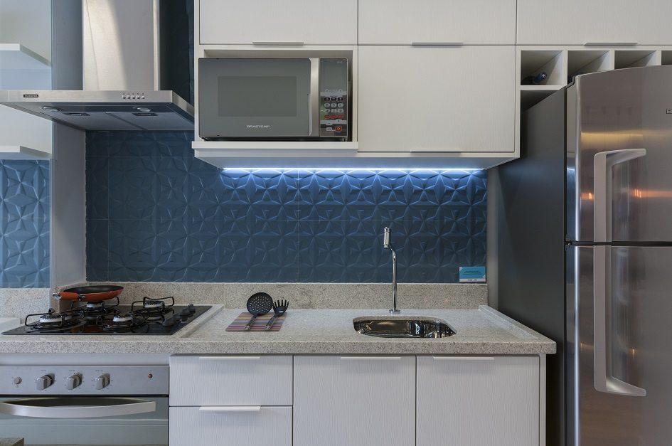 O azul, junto com a marcenaria planejada e a iluminação adequada, deram um estilo especial e um ar aconchegante a esta cozinha de apenas 6m²!