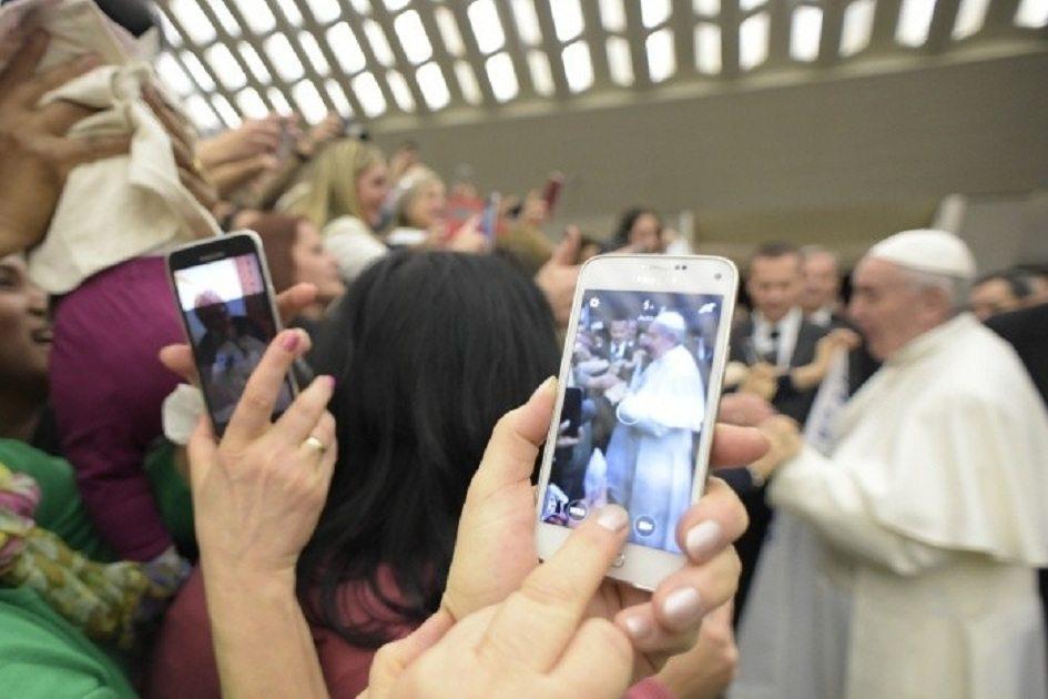 Aos 80 anos de idade, o pontífice vive ativamente nas redes sociais, compartilhando ideais e reflexões. Confira o que diz o Papa Francisco no Twitter!