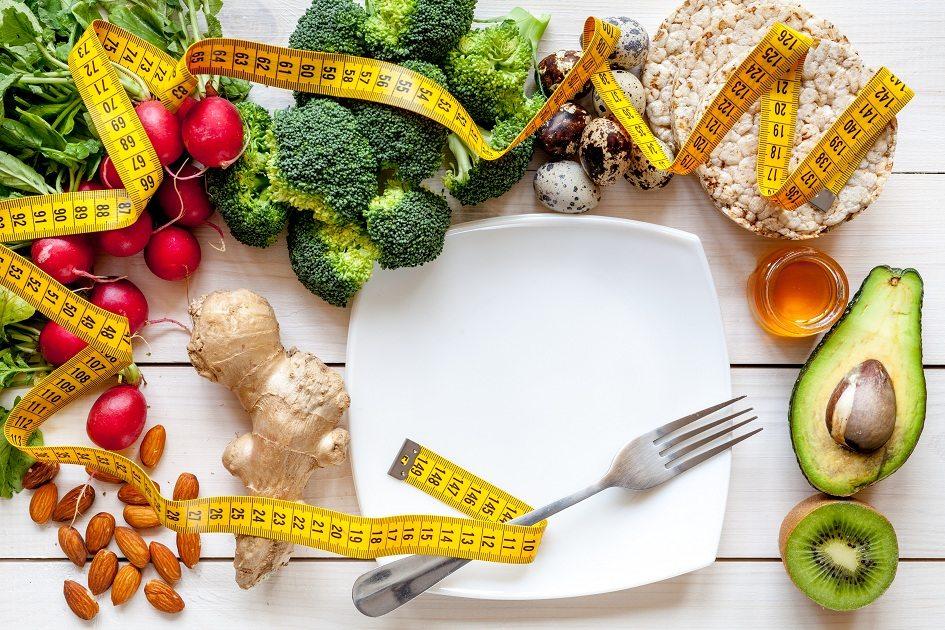 Somando um bom cardápio de reeducação alimentar a hábitos saudáveis é possível emagrecer sem deixar o corpo desprovido de qualquer nutriente