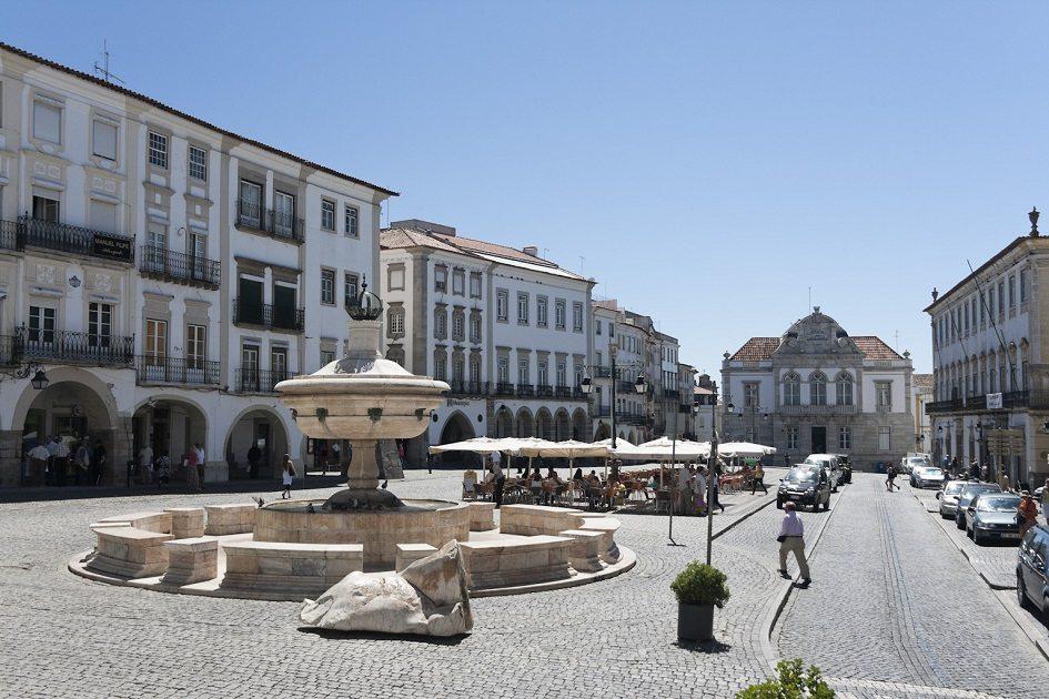 Évora: descubra a calmaria e os castelos desta região de Portugal 