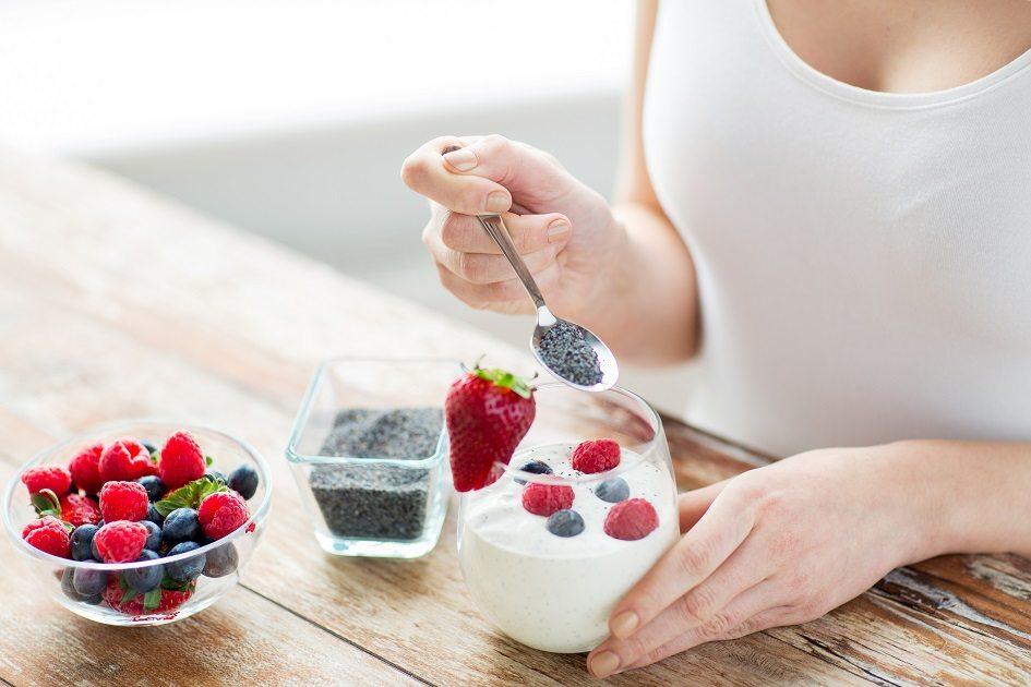 É possível encontrar diversos tipos de iogurte para o consumo, incluindo os com baixo índice de açúcar e sem lactose, por exemplo. Descubra as diferenças!