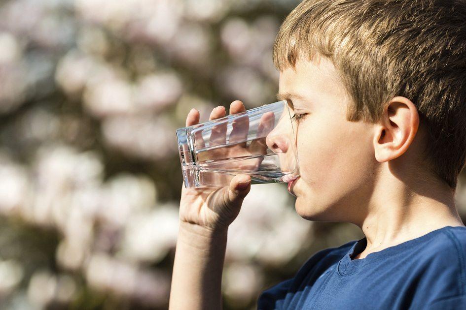 Desidratação infantil: quais são os sintomas e como prevenir esse problema tão comum no verão 