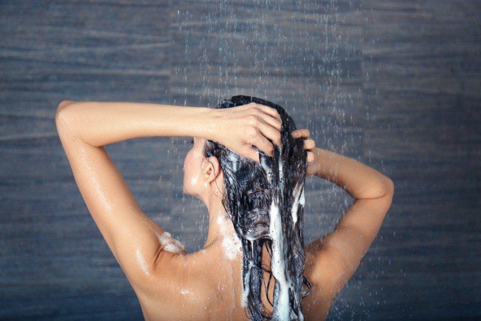 Especialista esclare 5 mitos sobre o shampoo! Confira 