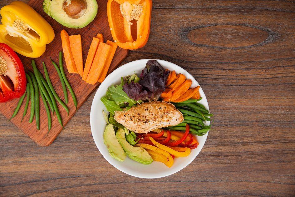 Se você quer perder peso mas não consegue preparar as comidas saudáveis em casa, saiba que é possível emagrecer comendo fora. Confira nossas dicas!