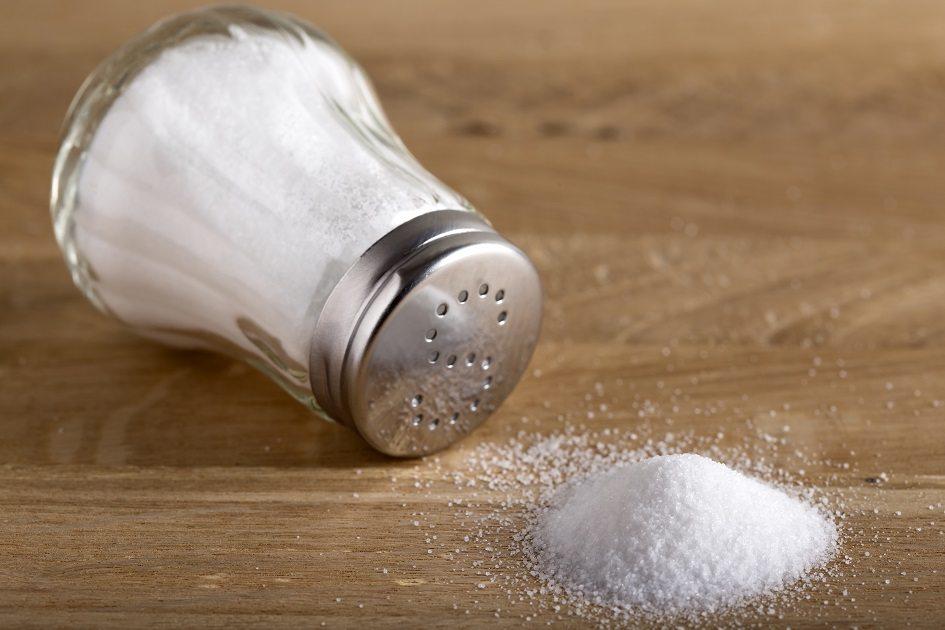 Consumido sem moderação, o mineral, também chamado de sal, se torna o grande vilão da dieta e chega a causar graves problemas de saúde