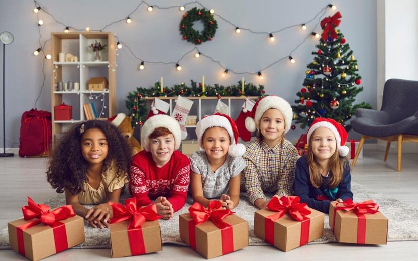 Crianças no Natal: como incluir os filhos nas preparações dos presentes 