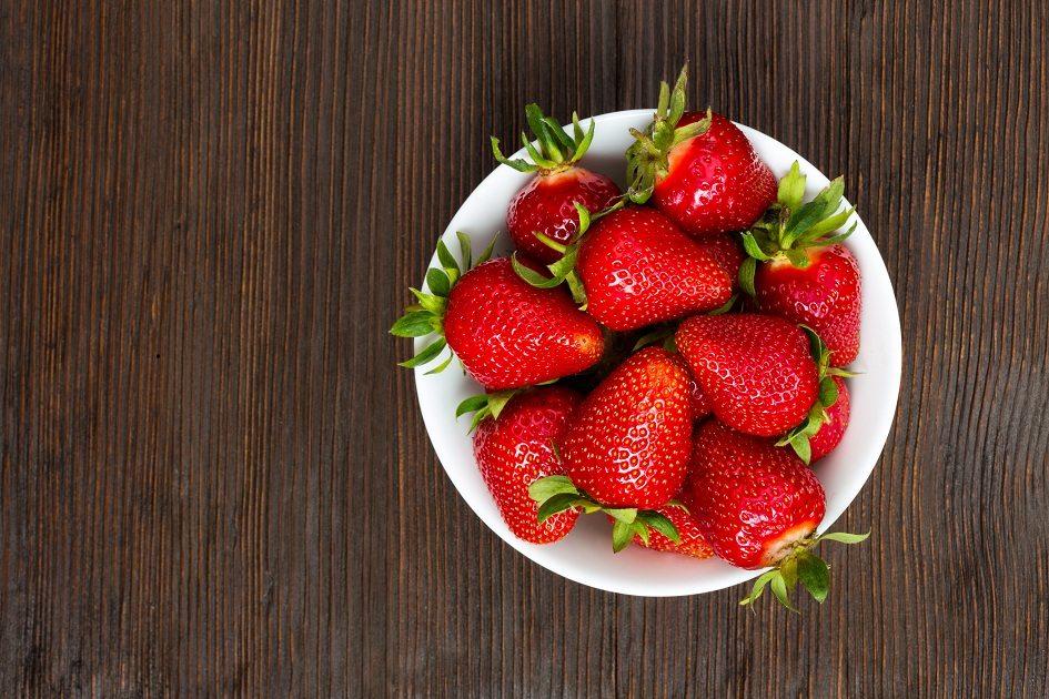 Experimente essas sobremesas saudáveis com morango, por ser rica em antioxidantes, a fruta consegue combater os radicais livres, substâncias responsáveis pelo envelhecimento precoce da pele