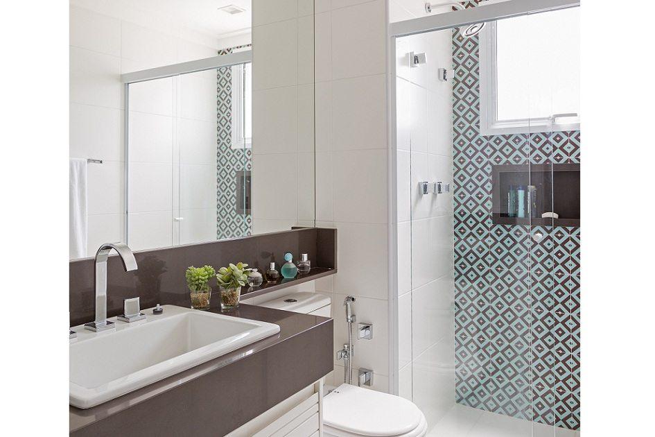 Confira dois projetos de banheiros com tonalidades vibrantes que comprovam o poder das cores na hora de decorar um espaço pequeno