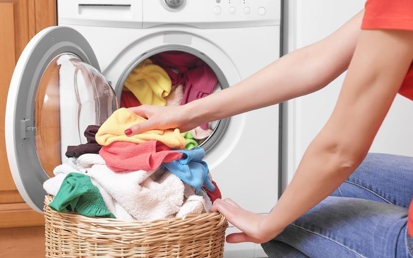 Aprenda como lavar roupa colorida sem que ela desbote ou manche 