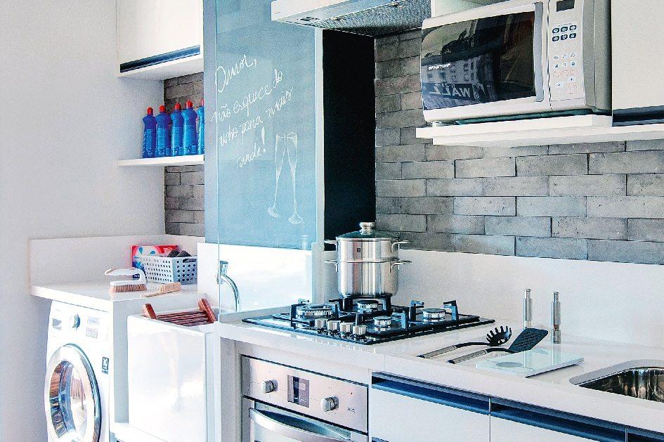Este projeto da designer de interiores Adriana Fontana comprova que uma cozinha funcional pode, ao mesmo tempo, ser bonita e dinâmica