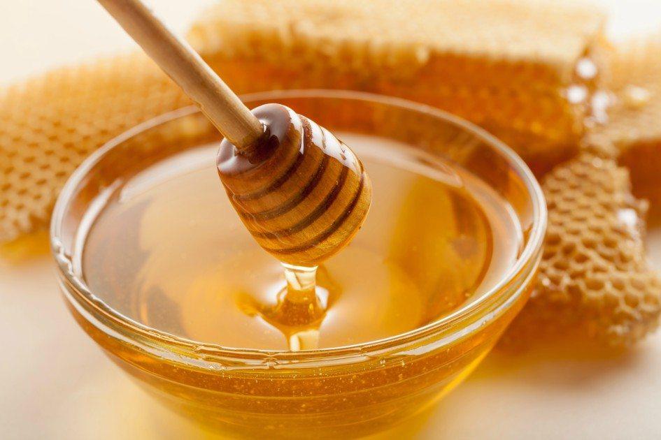 Usar mel nos cabelos pode trazer mais hidratação e brilho para os fios! Confira como usar o produto natural nos seus cuidados diários de beleza