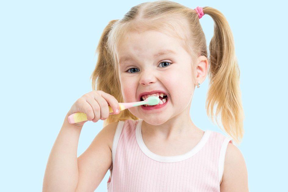 Veja as recomendações para cuidar corretamente dos dentes das crianças 