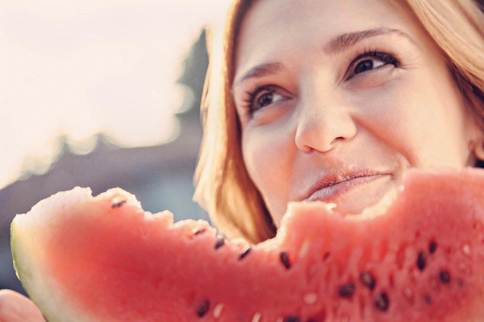 Sabia que é possível consumir a melancia por inteiro? Confira os benefícios da casca e das sementes da fruta que vão além do combate ao inchaço!