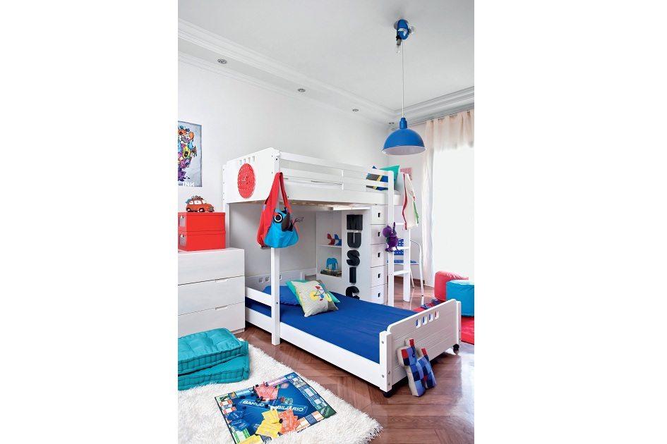 Fazer caber os móveis do quarto dos filhos dentro de um cômodo pequeno às vezes parece uma tarefa impossível, não é mesmo? Confira uma solução versátil