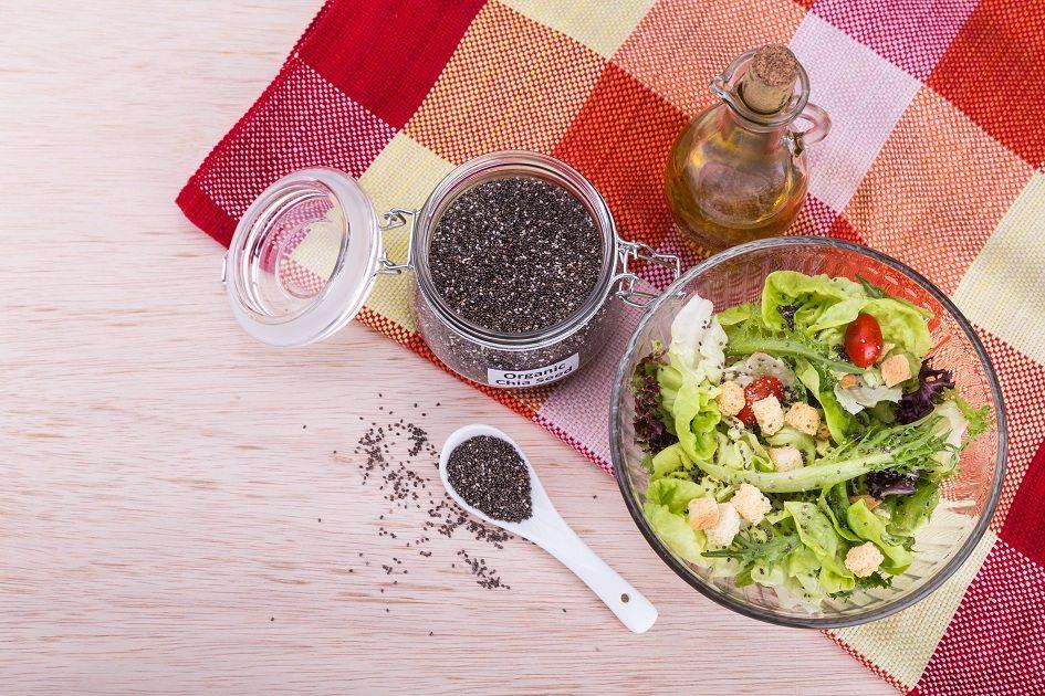 Saladas com chia: aprenda receitas deliciosas para turbinar sua saúde! 