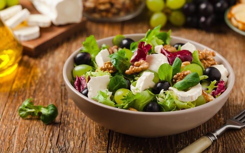 7 saladas com queijo branco para uma refeição mais saudável 