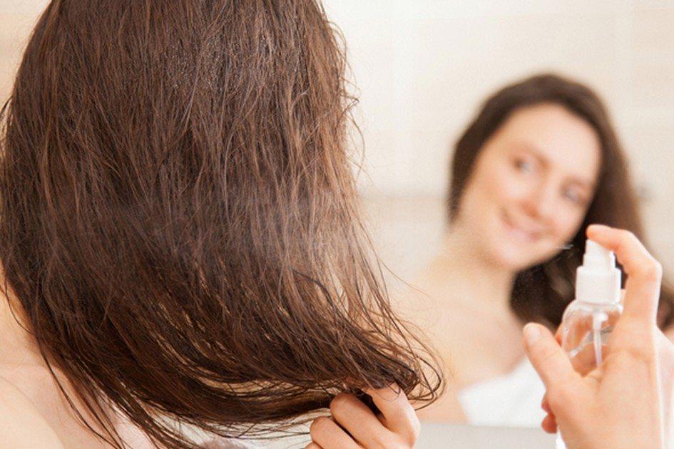 Como usar spray para cabelos: deixe seus fios impecáveis 