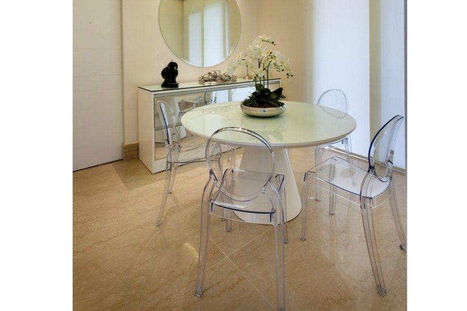 Os móveis de acrílico oferecem uma decoração leve, moderna e resistente. Veja dicas para compor os ambientes da sua casa.
