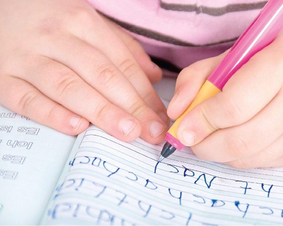 A letra feia, chamada de disgrafia, pode atrapalhar o desenvolvimento escolar do seu filho. Fique atenta a disfunção para poupá-lo de outros problemas!