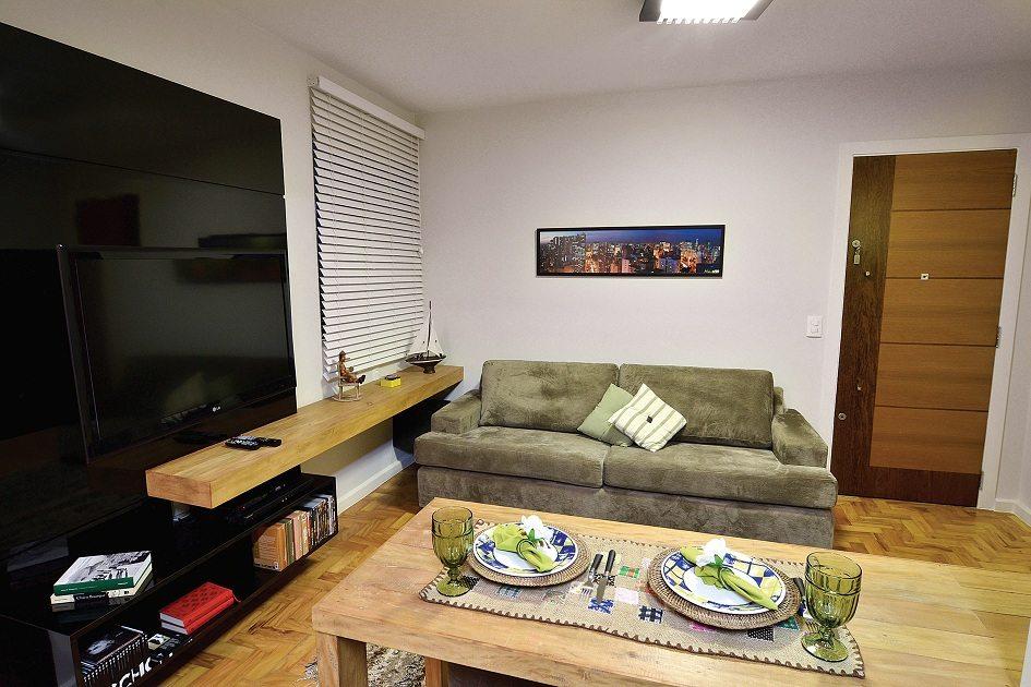 Com a escolha dos móveis corretos, é possível acomodar os familiares e outras visitas até mesmo em uma sala de estar pequena