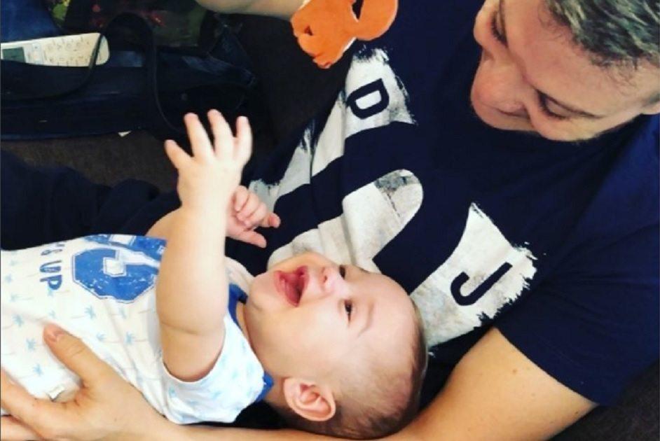 O vídeo de Teodoro e Michel Teló se divertindo deixou os seguidores do cantor babando pelo bebê, que caía na gargalhada com o pai