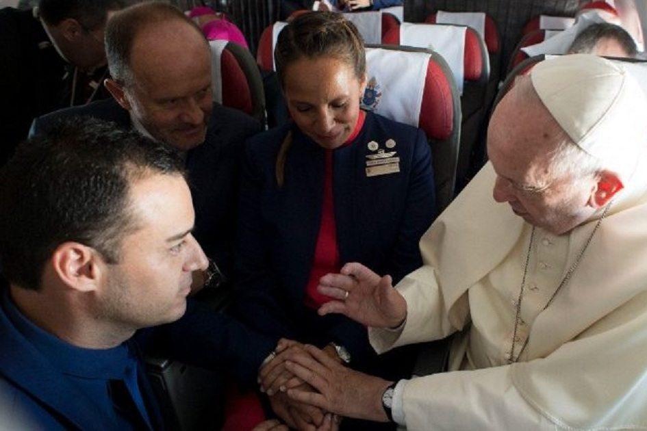 Bênção do Papa Francisco: pontífice realiza casamento em pleno voo! 