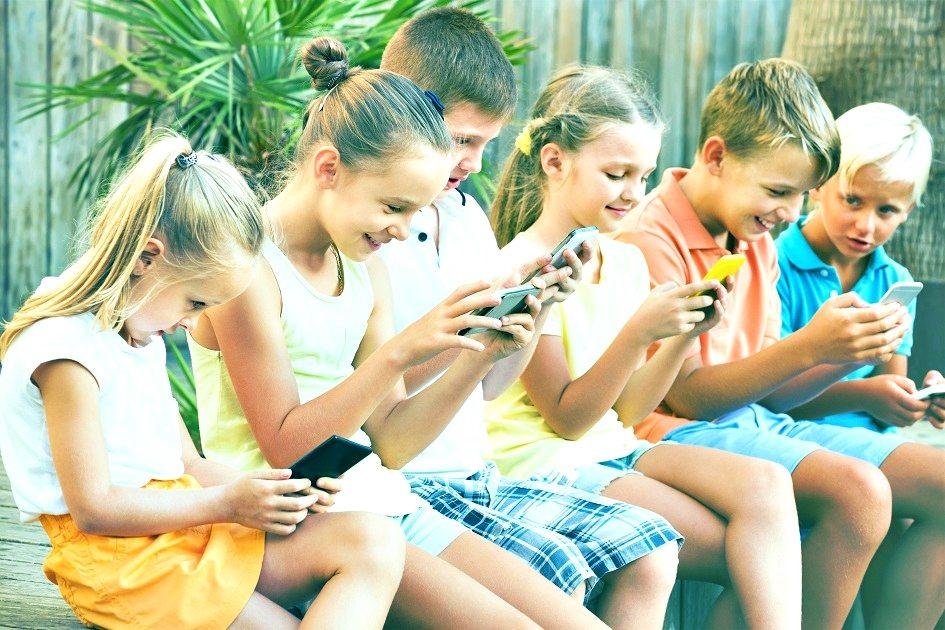 Você é a favor de dar celular para crianças? Então saiba quais como protegê-las dos perigos que o mundo virtual pode oferecer!