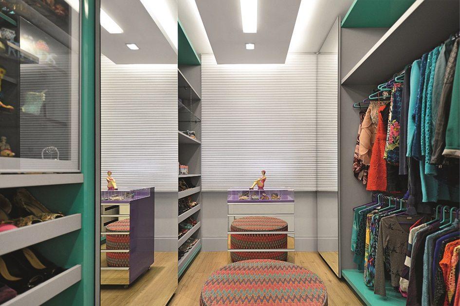Com cortes vibrantes e móveis totalmente funcionais, um closet pode manter o quarto sempre organizado e elegante ao mesmo tempo