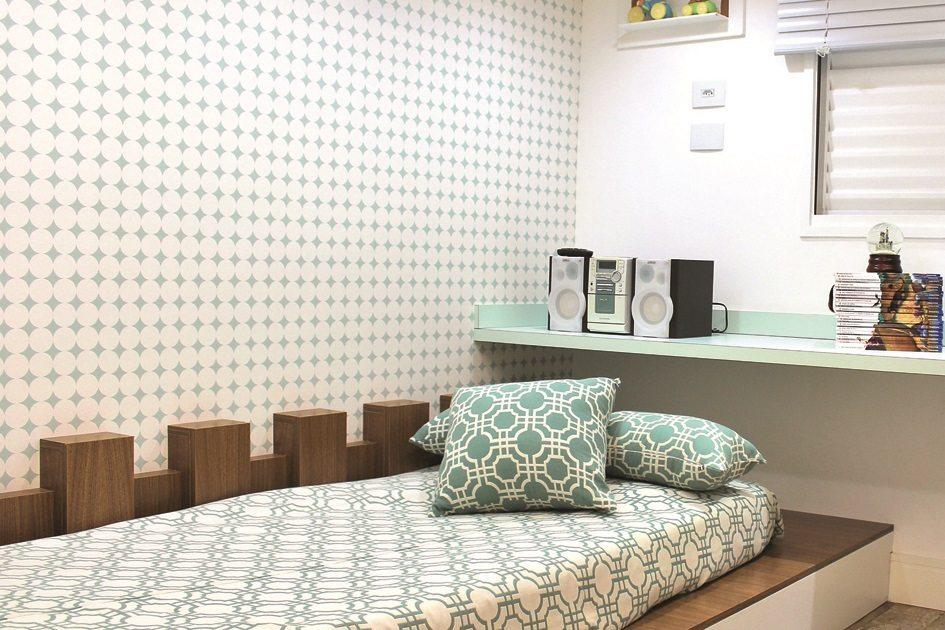 Relaxe: um quarto infantil confortável com móveis de madeira 