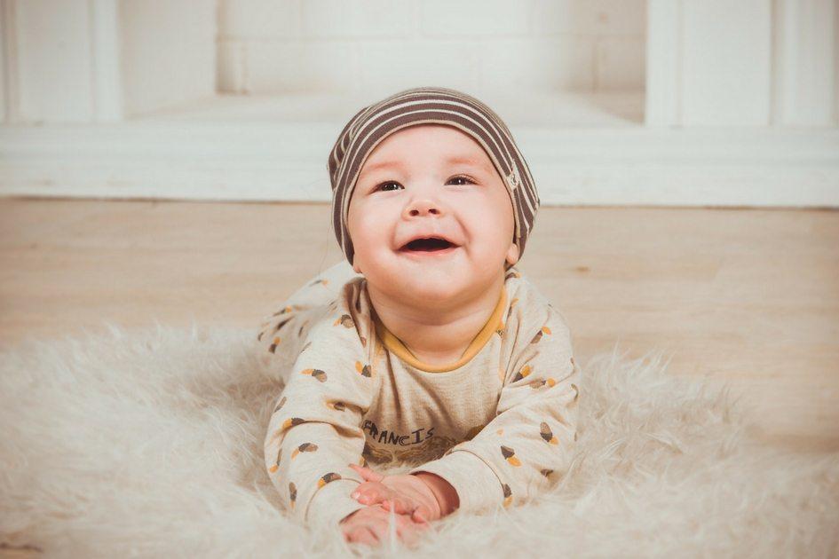 Por que a cólica ocorre nos bebês e crianças pequenas? 