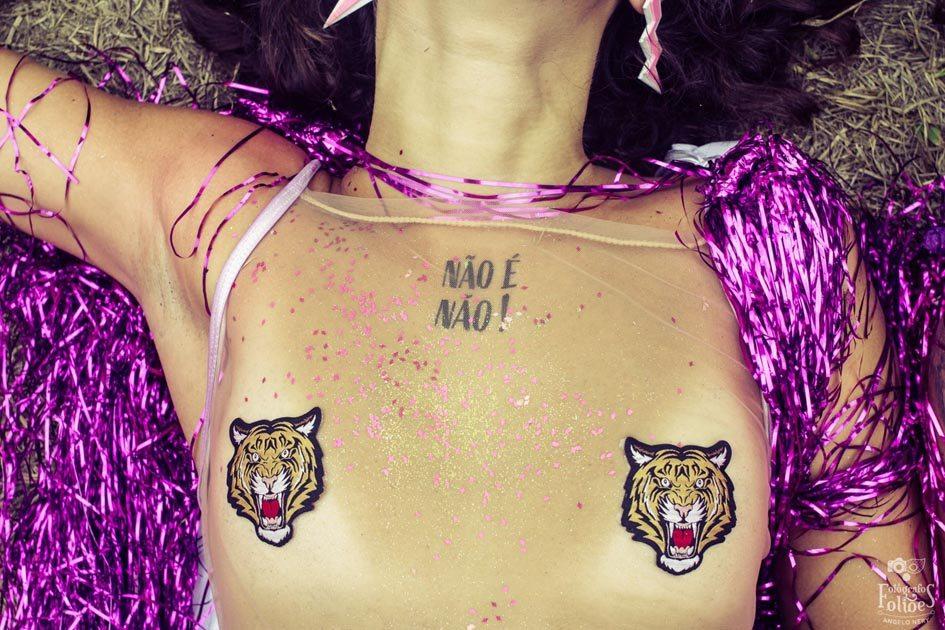 Campanha “Não é Não”: mulheres fazem tatuagens temporárias no Carnaval 