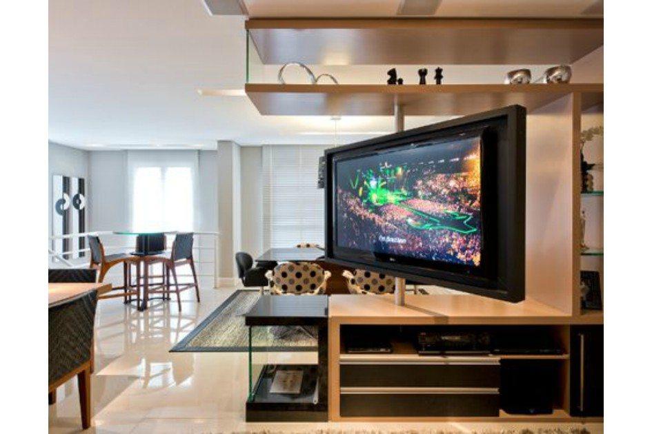 Uma TV para dois ambientes: saiba como integrar os cômodos com o suporte giratório 