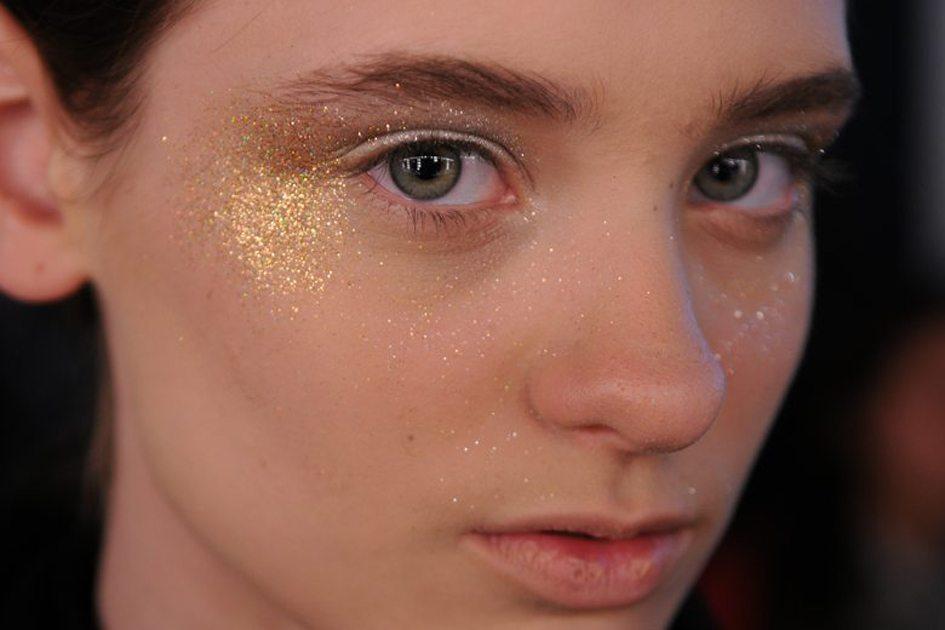 Maquiagens com glitter: 32 produtos para uma make iluminada 