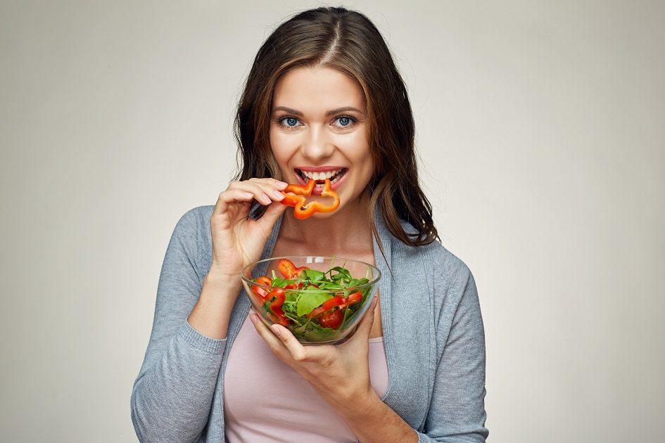 Saladas com repolho são alternativa para inserir o legume na dieta 