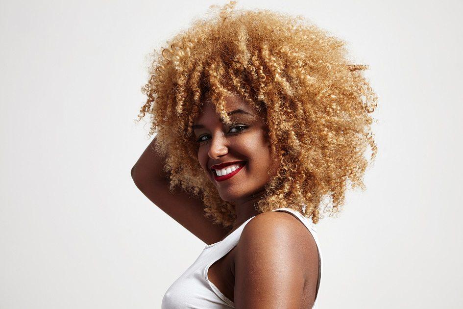 Negra loira: renove o visual sem danificar o cabelo afro 