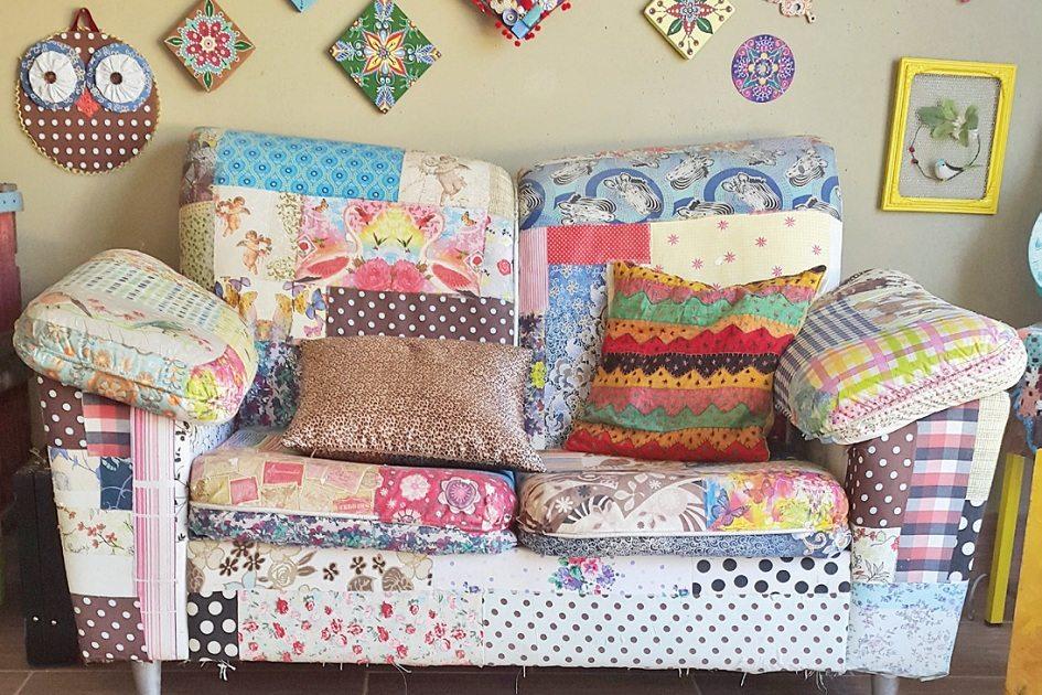 Reforma do sofá promete cores e vida nova para sua sala 