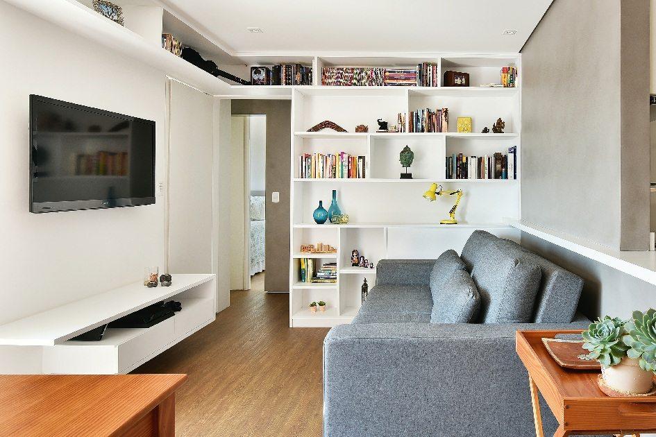 Cores neutras e formas retas dão leveza e funcionalidade à sala de estar 