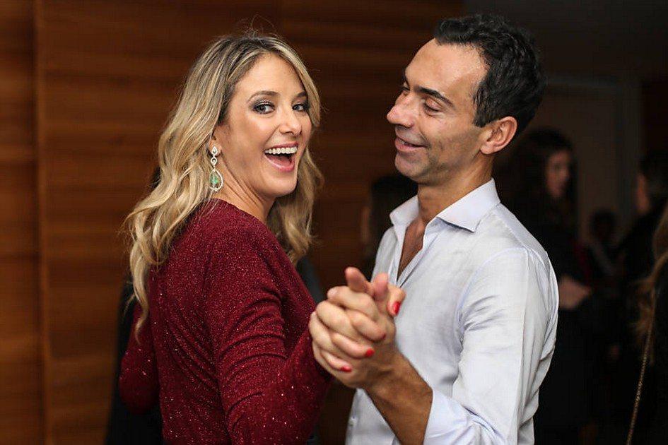 A apresentadora Ticiane Pinheiro revelou que tem a senha do celular do marido, o jornalista César Tralli, e contou como lida com o ciúme na relação!