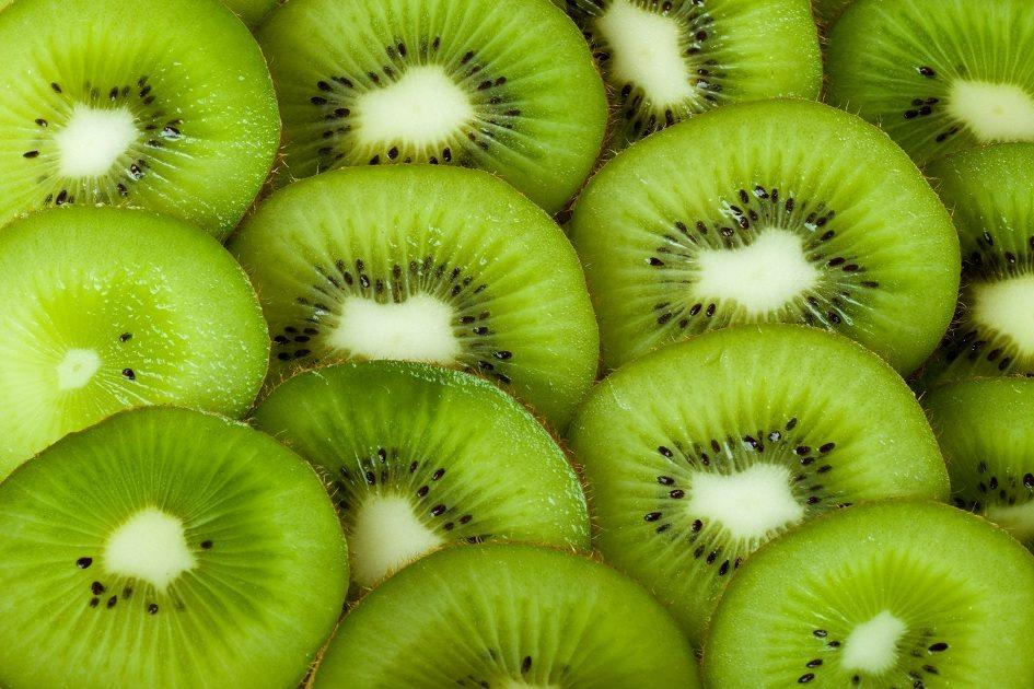 Benefícios do kiwi: entenda como a fruta protege a saúde do coração 