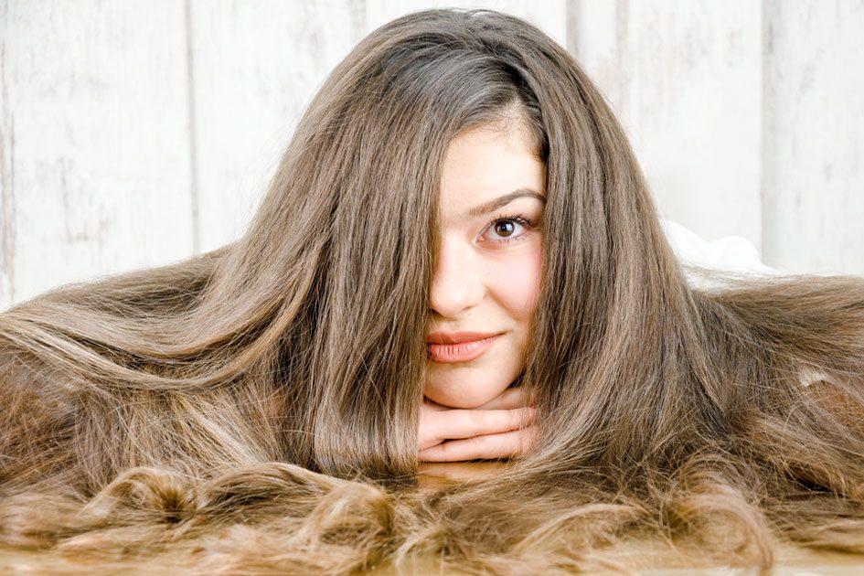 Cabelos finos e ralos podem incomodar muitas pessoas, seja pela aparência ou até na hora de fazer um penteado. Veja algumas dicas caseiras de como engrossar os fios do cabelo!