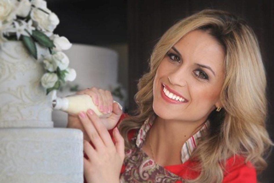 Em entrevista exclusiva, a confeiteira Beca Milano contou que está noiva e quem fará o bolo de seu casamento, ela mesma. A especialista do programa Fábrica de Casamentos