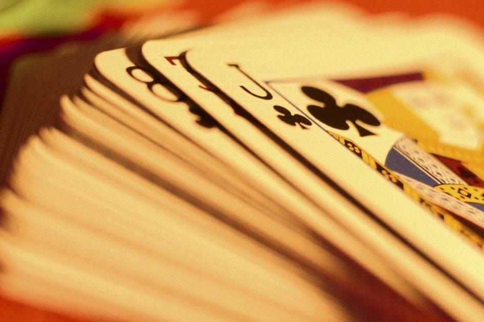 Em geral, jogos de cartas são um aviso de que você poderá ter prejuízos no futuro. No entanto, sonhar com baralho também pode trazer boas notícias. Saiba quais são elas!