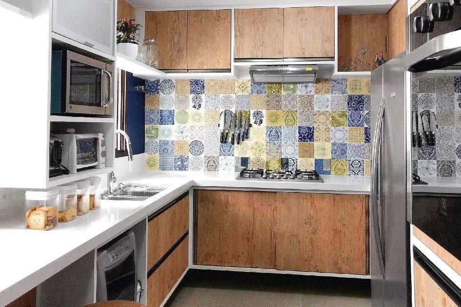 Bem planejada: armários e nichos garantem uma cozinha organizada 